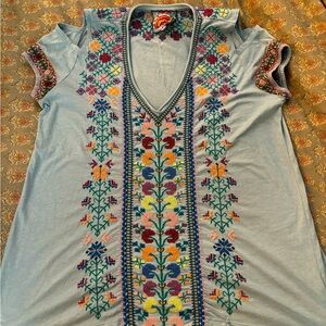 JOHNNY WAS COLD SHOULDER EMBROIDERED TEE SIZE M
